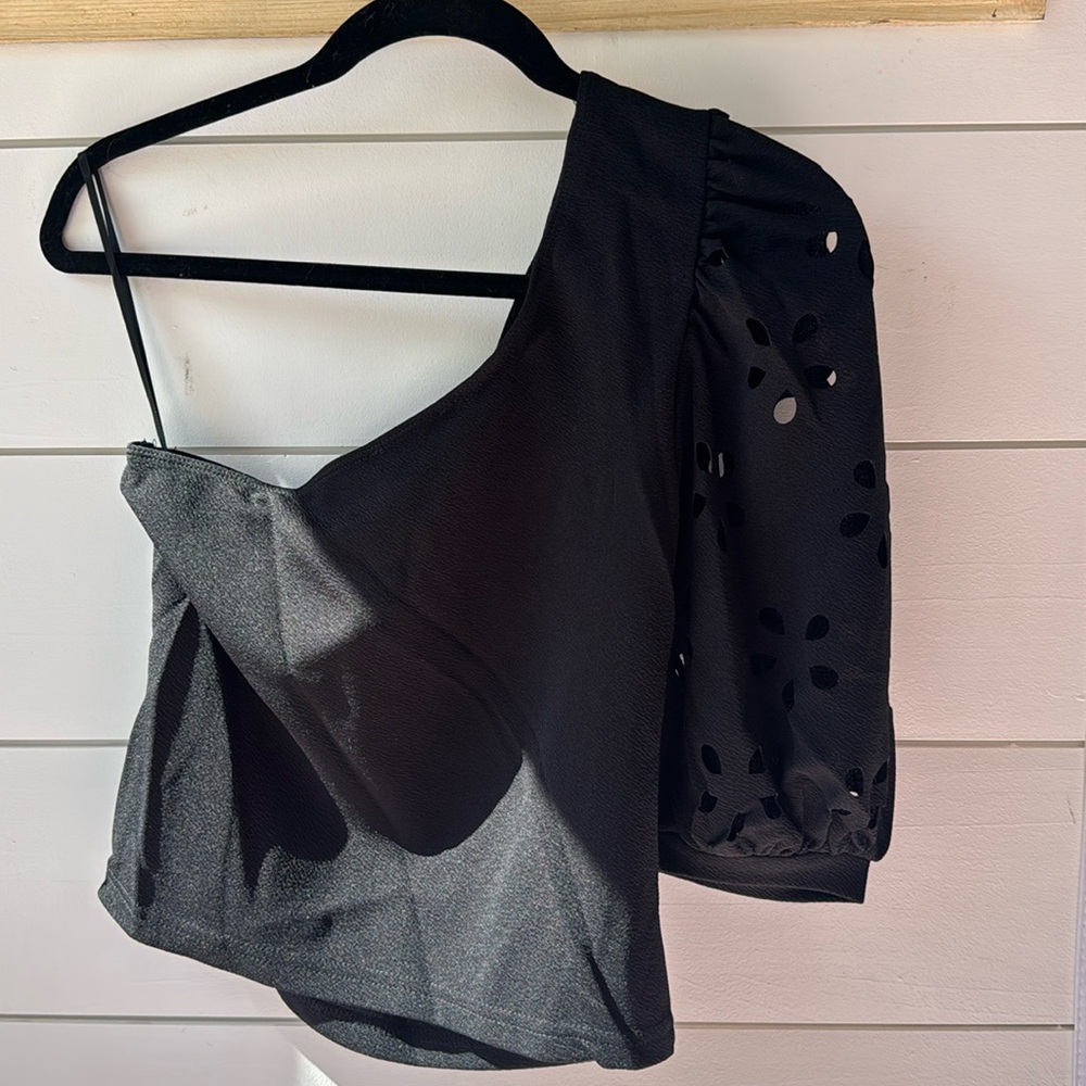 Black laser sleeve size medium SHEIN